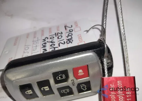 2012 Toyota Sienna Xle V6 8 Passenger z USA, uszkodzony, nr VIN 5TDYK3DC8CS278150